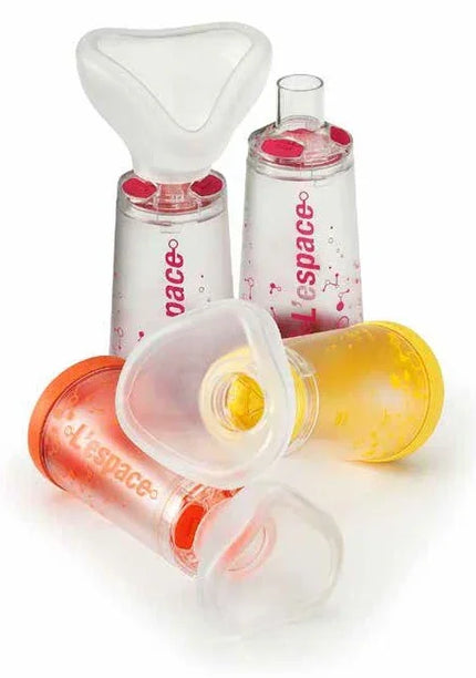 CAMERA DISTANZIATRICE PER EROGATORI SPRAY PREDOSATI L'ESPACE 220 ML PER ADULTI CON BOCCAGLIO VALVOLA INSPIRAZIONE 2 VALVOLE ESPIRAZIONE CODICE COLORE MAGENTA - Farmaspeed