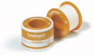 CEROTTO ADESIVO IPOALLERGENICO LEUKOPOR. SUPPORTO: TESSUTO NON TESSUTO BIANCO DI POLIESTERE E VISCOSA ADESIVO POLIACRILICO SENZA RESINE E GOMME NATURALI. 5X5CM MUTABILE - Farmaspeed
